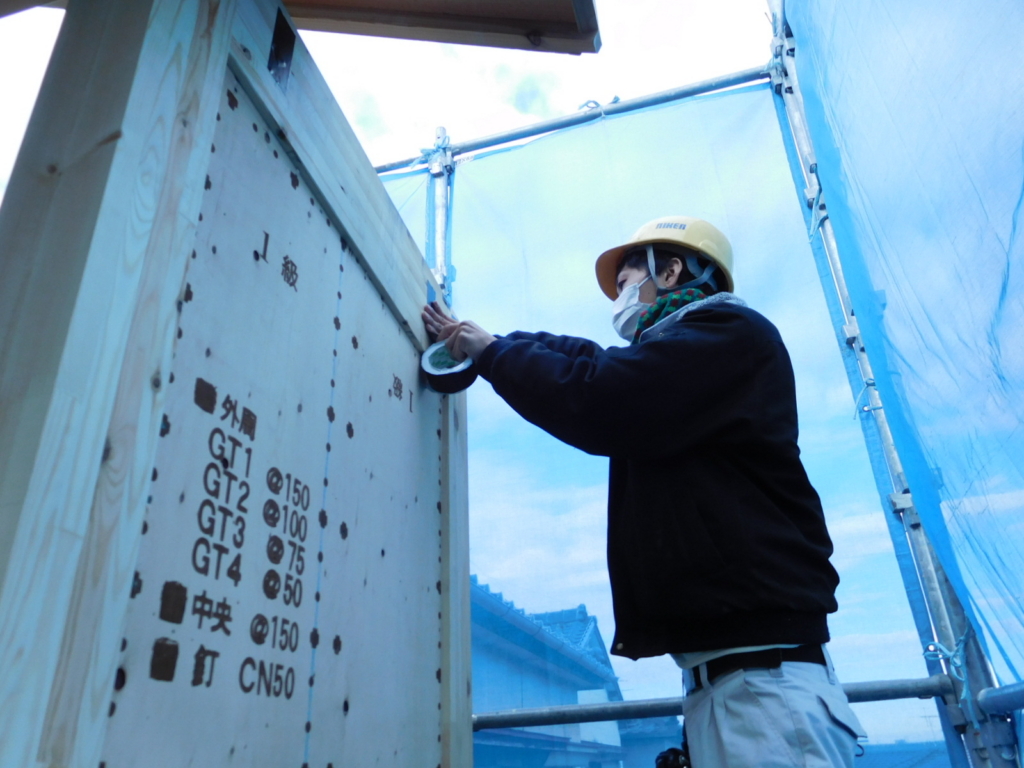 気密というものは、一見すきまを塞げばいいだけだと考えますが、実際は 換気や断熱との兼ね合いもあり、とても奥が深い課題です。