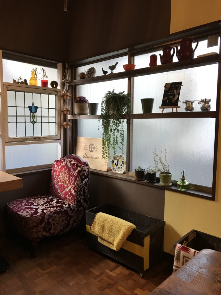 Jill cafe Jill cafe クロスと前の箱とブンケットの絶妙な色切り替え