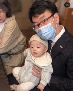 スタッフの赤ちゃんと代表丹羽
