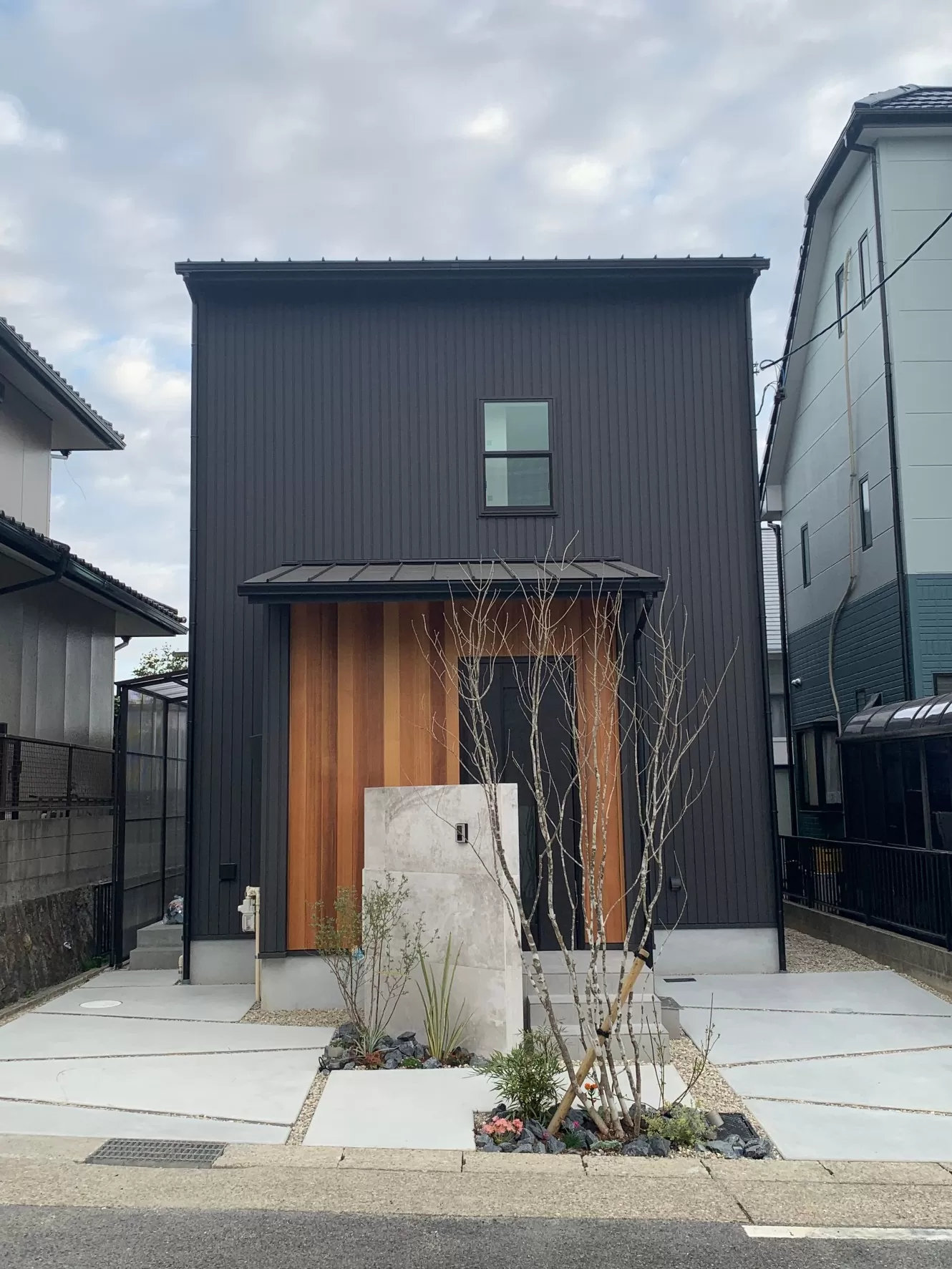 「名古屋　狭小住宅」で検索。大地震に耐えられる家を。人間とネコが快適に暮らせる　『真鍮・無垢材・モールテックス』経年変化を楽しむ家