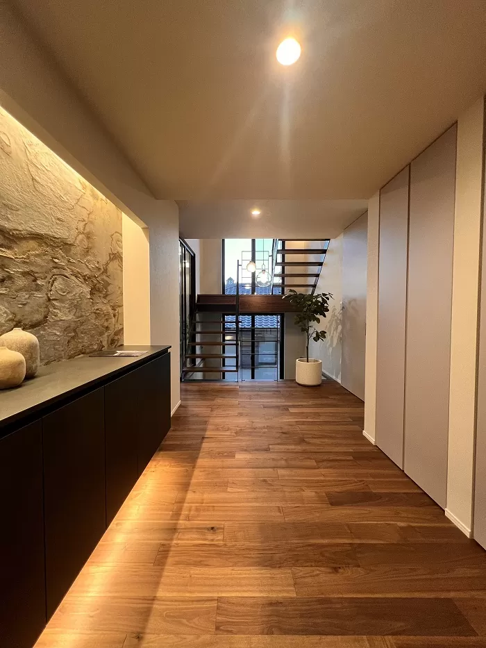 30帖越えLDKと景色を望む曲がり階段…理想の上質な暮らしを叶えるビルトインガレージハウス