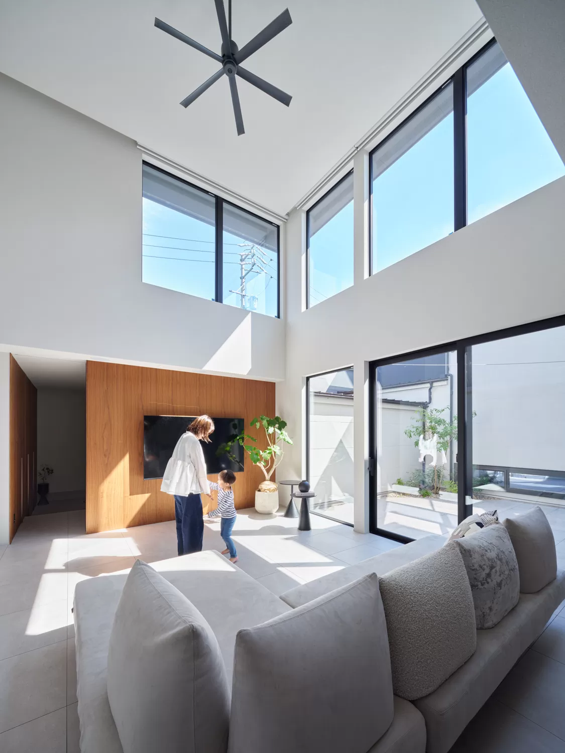 中庭でかなえる「閉じながら開く」快適な暮らし。17帖の中庭を36帖の大空間LDKが囲む”ロの字型”ガレージハウス