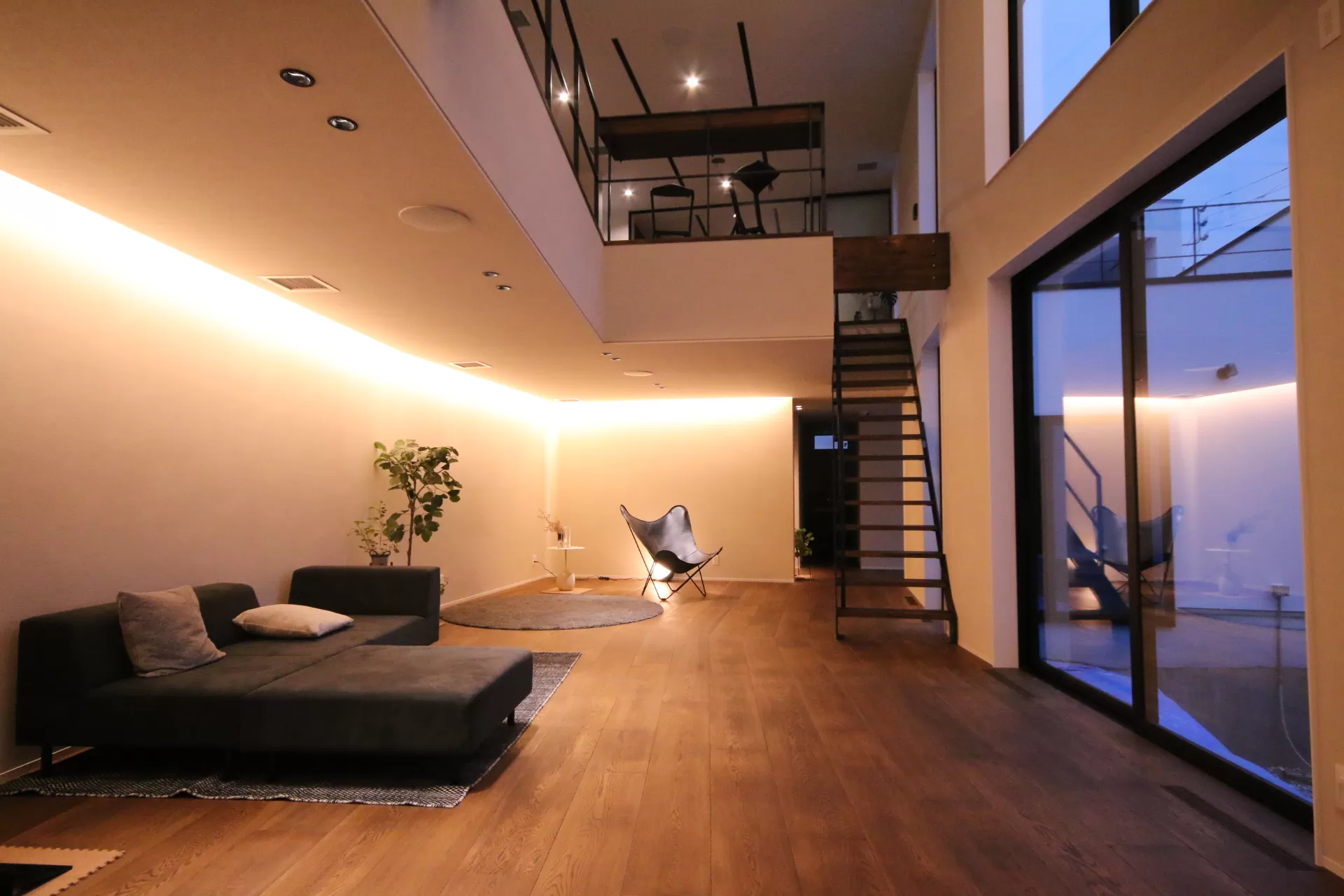 V字型の37.1帖大空間LDKとマッハシステム&珪藻土で空気環境も美しい。埋め込み音響設備・IOT搭載のスマートガレージハウス