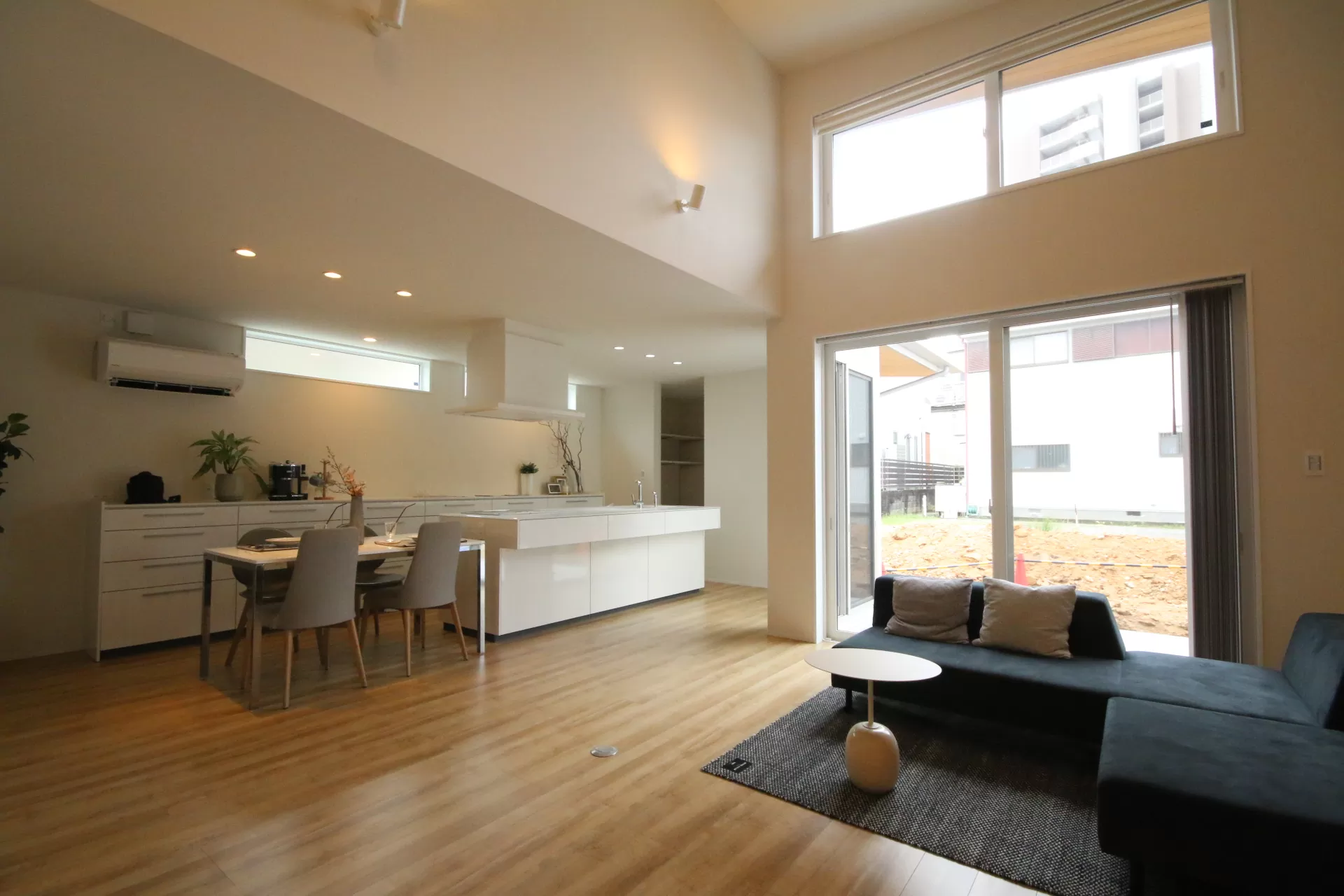 平屋×ガレージ　子育てを終えたご夫婦が、ワンちゃんと愛車とおだやかに暮らす終の棲家