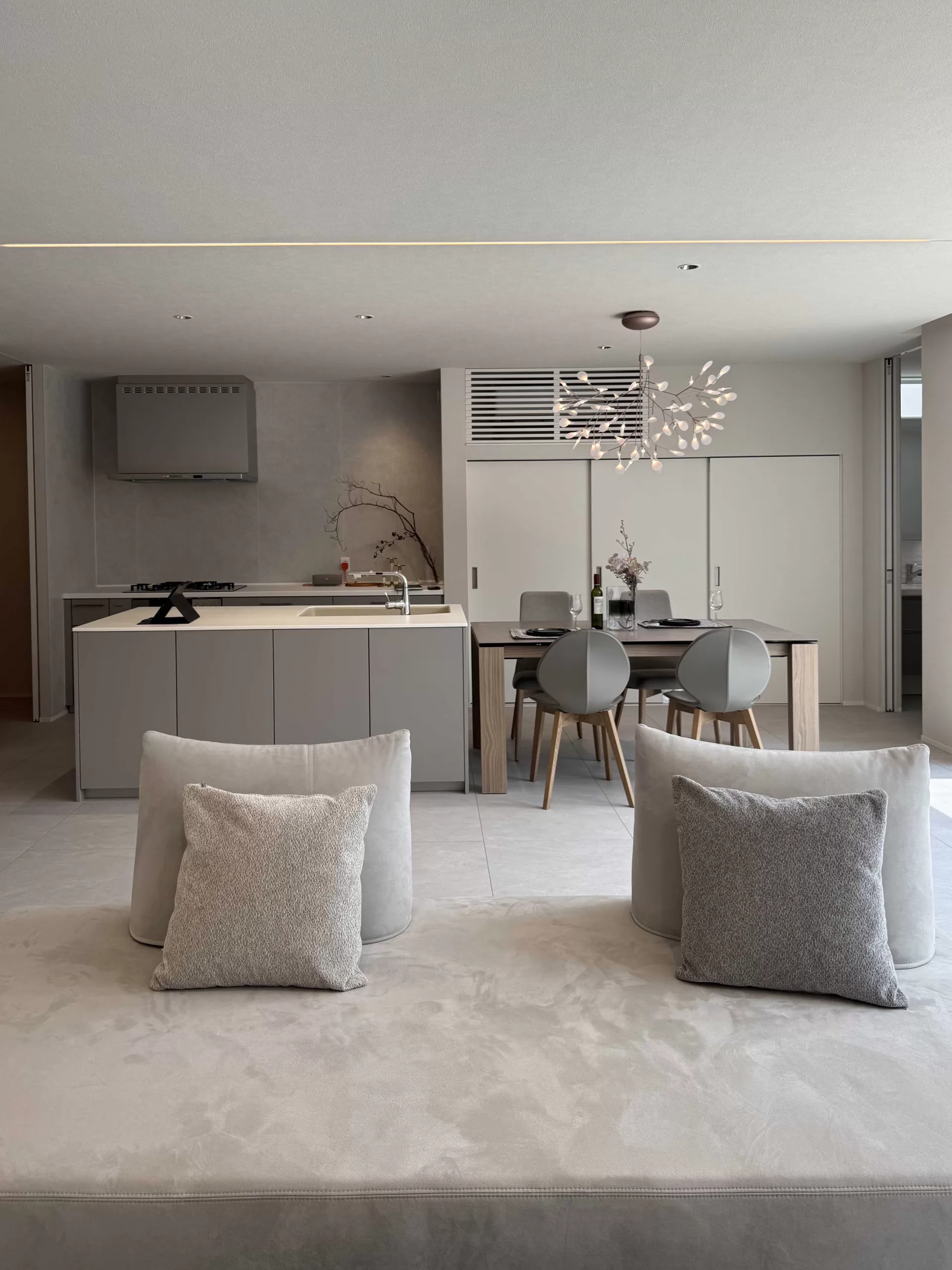 総勢６名＋ ２犬が暮らす　中庭を望む３７帖LDKのある２世帯ビルトインガレージハウス