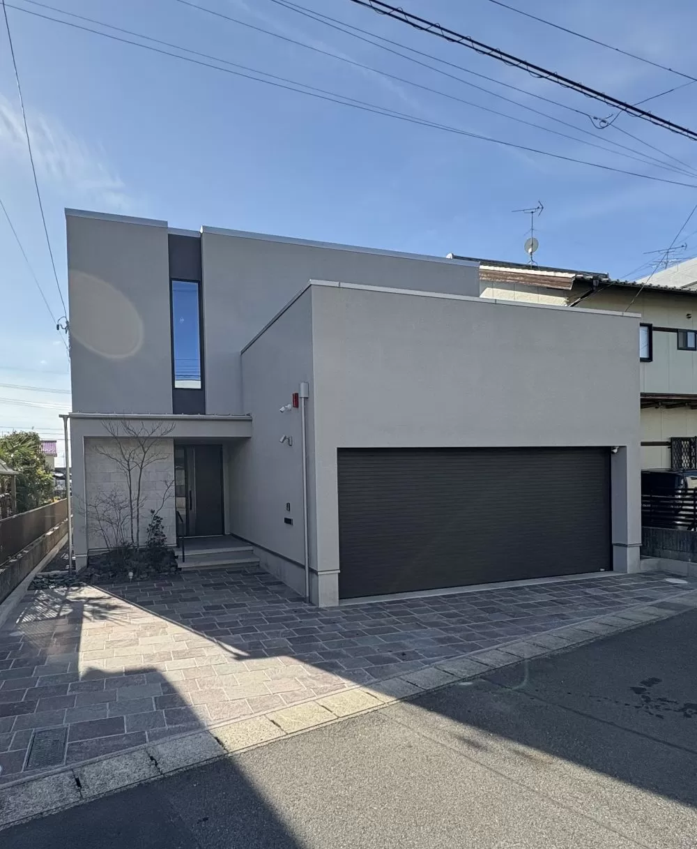 総勢６名＋ ２犬が暮らす　中庭を望む３７帖LDKのある２世帯ビルトインガレージハウス