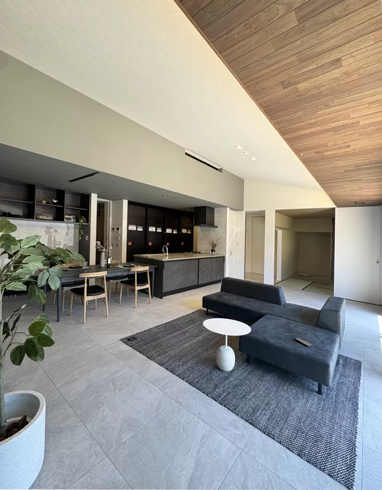 タイルをふんだんに使ったインテリアと和の絶妙な調和。炉を切った茶室のある平屋